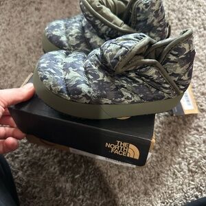 The North Face Kids Green Camouflage Slippers